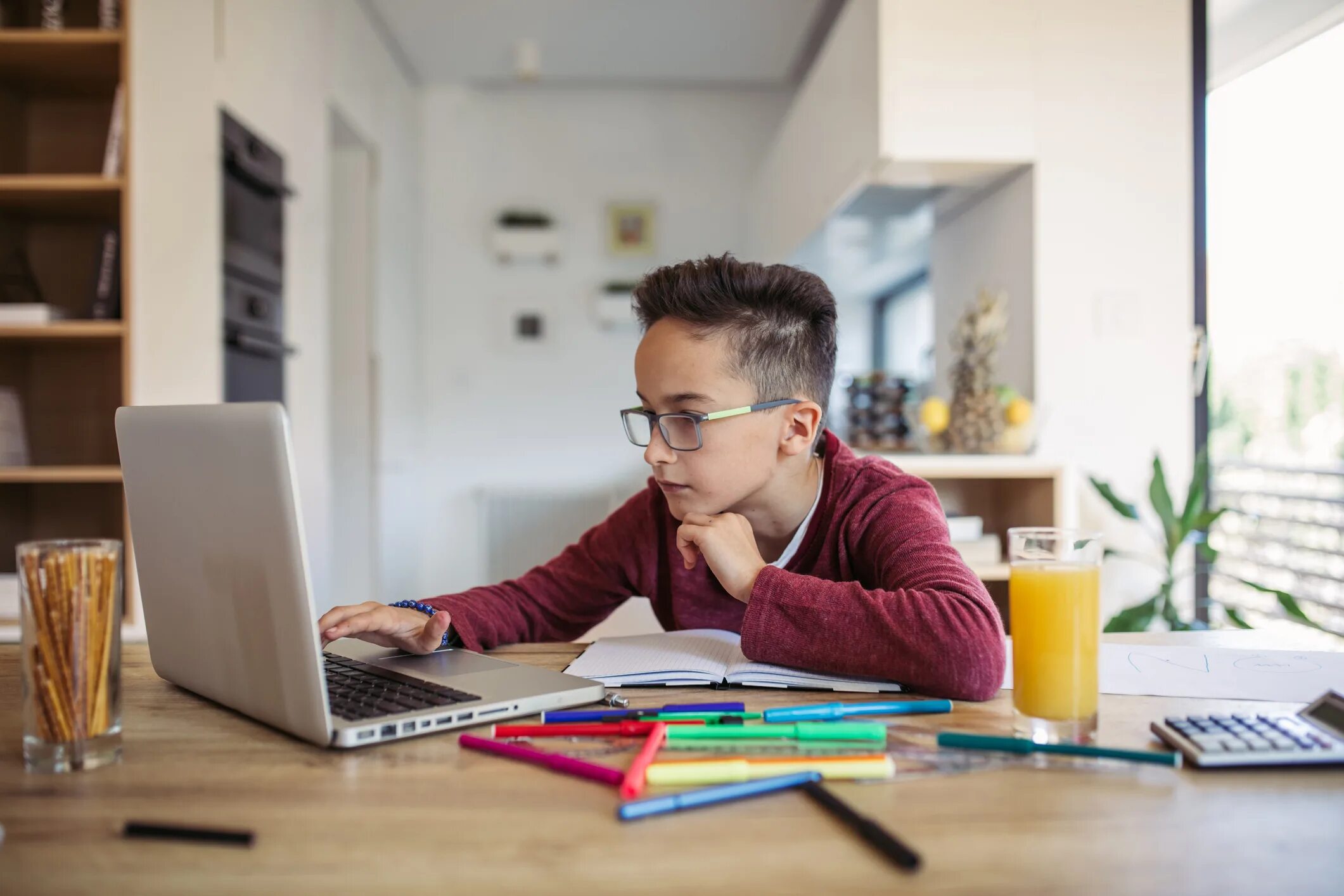 Reading on property. Студент с ноутбуком. Компьютер для детей. Ноутбук для учебы. Счастливый ребенок за компом.