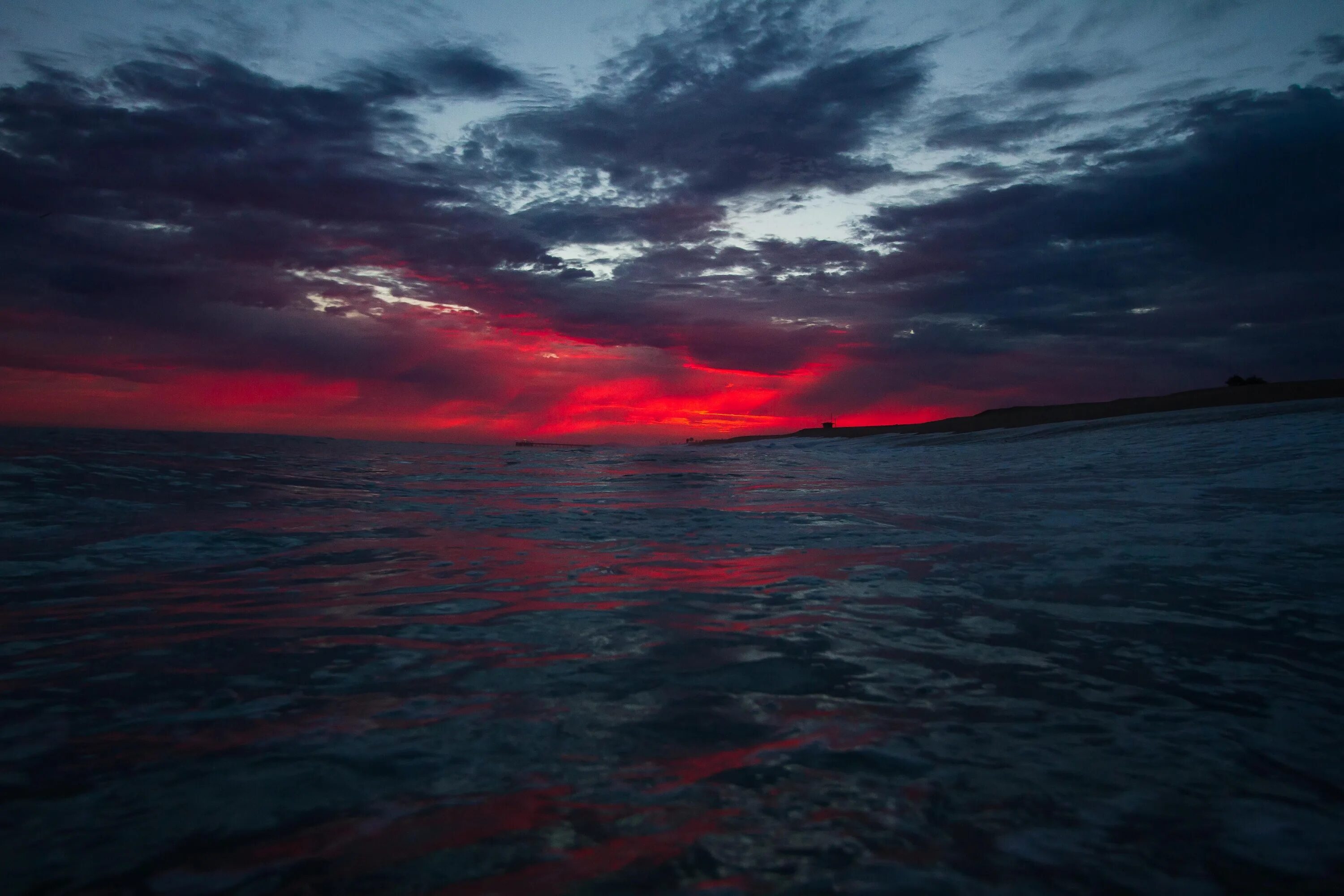 За синими морями забытый. Темное море. Закат на море. Темное небо и море. Мрачный закат.