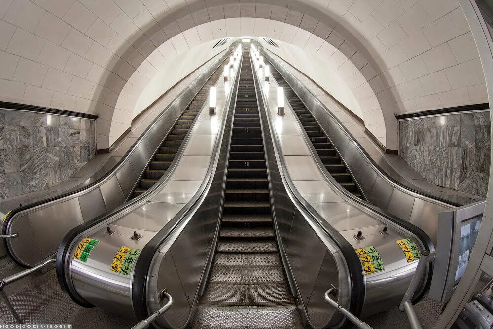Эскалатор метрополитена поднимает неподвижно. Станция белорусская Кольцевая эскалатор. Курская Арбатско-Покровская линия эскалатор. Метро Курская эскалатор. Станция метро Полянка эскалатор.