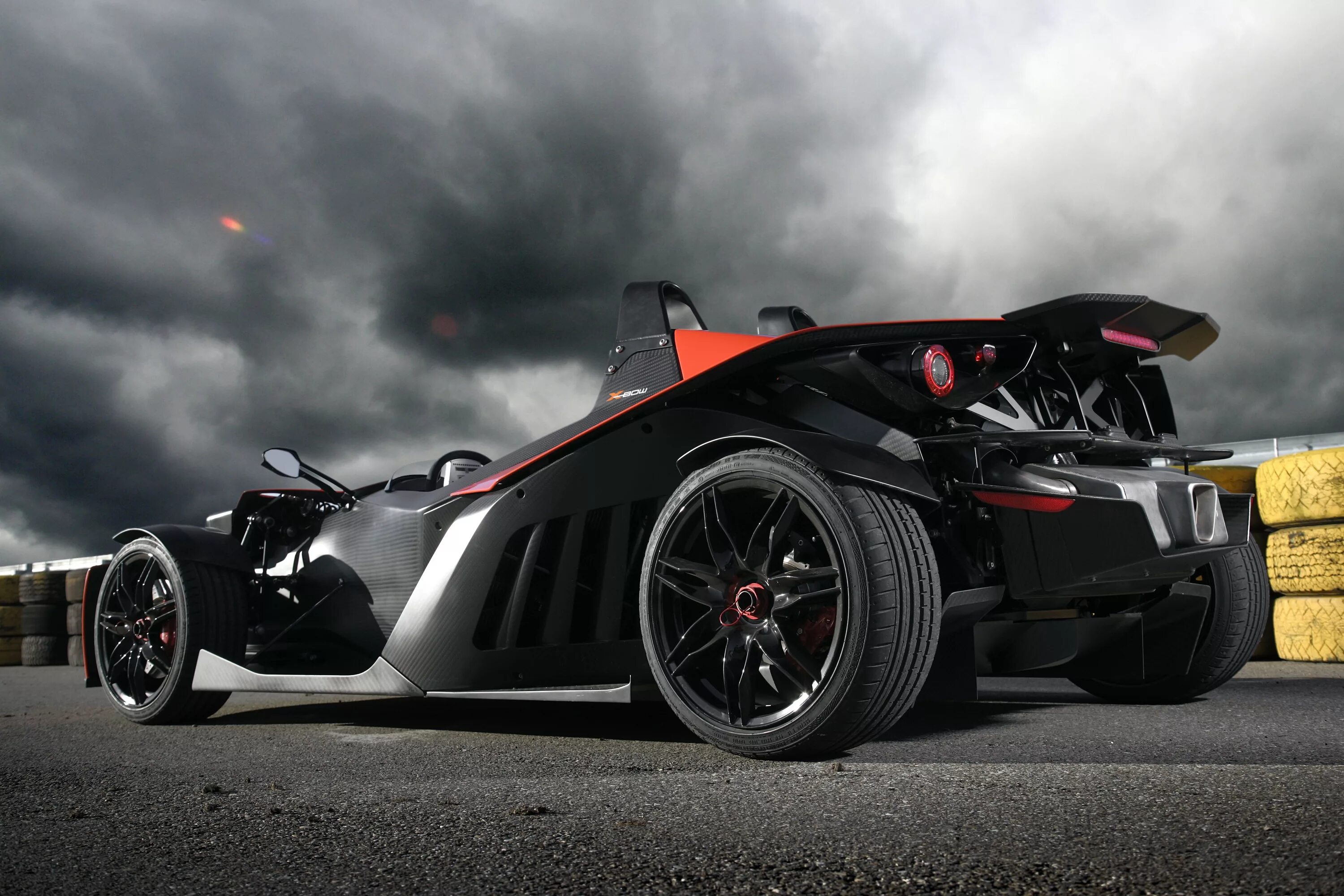 KTM Болид. KTM X-Bow 2007. Картинки на рабочий стол крутые. Мощная гоночная машина.