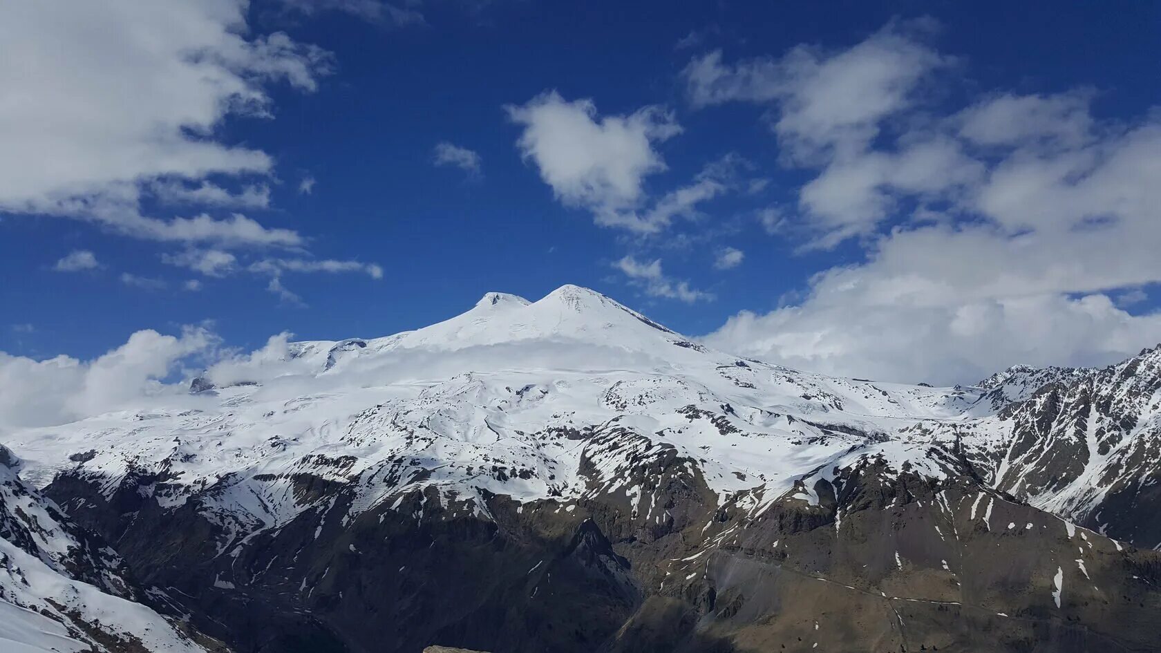 Эльбрус находится в европе. Гора Эльбрус 5642. Кавказские горы Эльбрус. Эльбрус 5642 фото. Эльбрус май 2022.