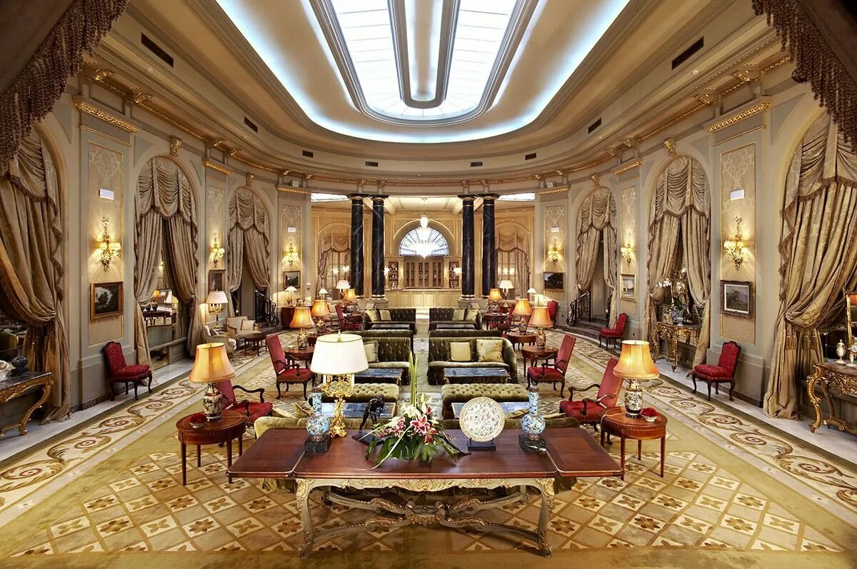 Также богато. Палас Барселона. Холл отеля в стиле ар нуво. Дворец в Испании миллиардера. Роскошные дворцы миллиардеров.
