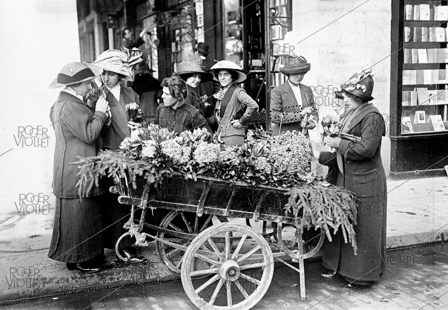 1 мая во франции. Париж 1912. Париж уличная торговля. Цветочницы в дореволюционной России. Праздник труда во Франции.