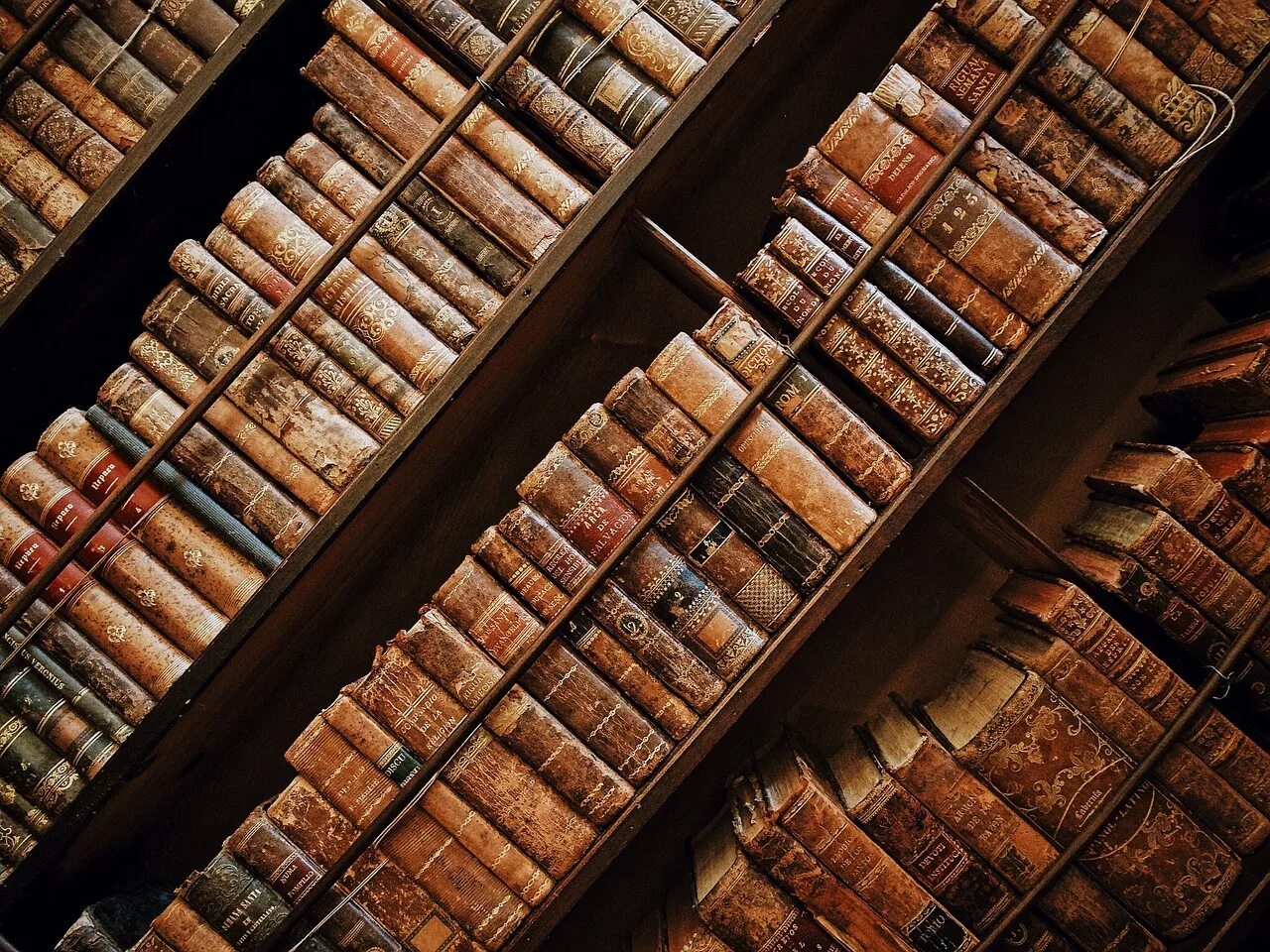 Каких книг было много у нового жильца. Полка для книг. книжная полка с книгами. много книг. куча книг.