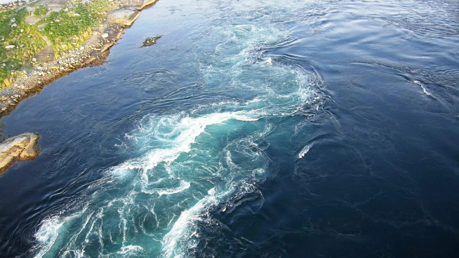 Течение вод атлантического океана. Водоворот Сальстраумен. Водоворот мальстрём, Норвегия. Мессинский пролив водовороты. Пролив Сальстраумен.
