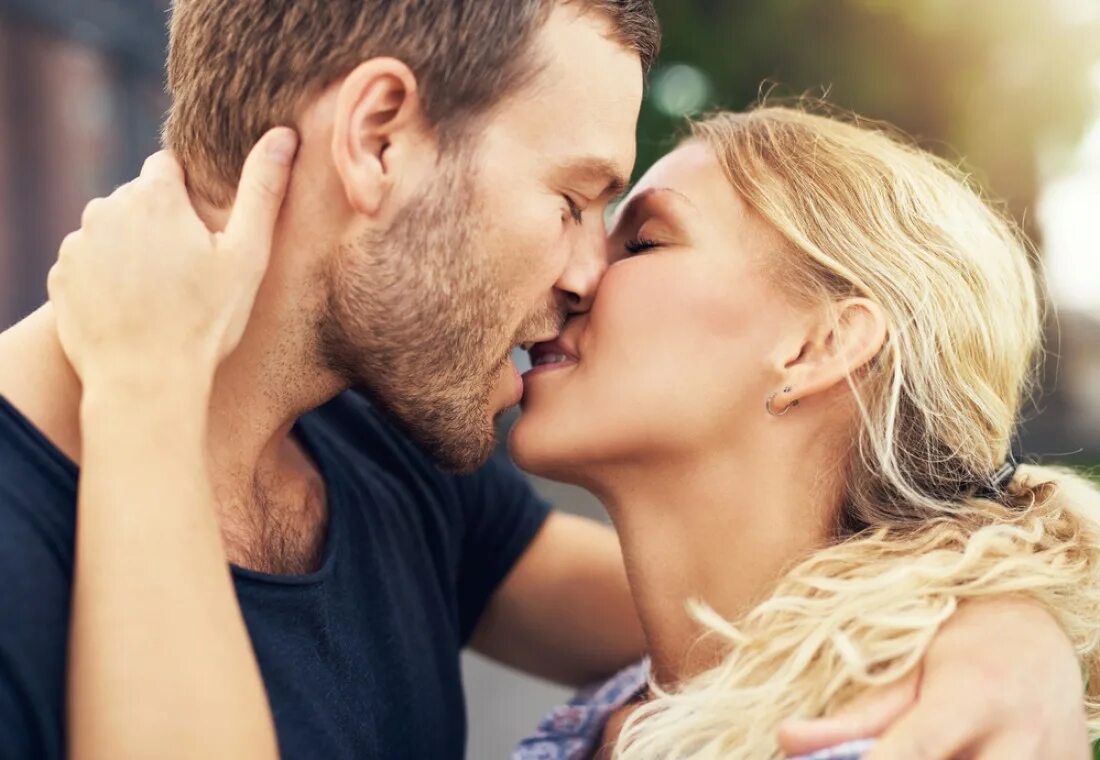 Сонник целоваться с чужим мужчиной. Поцелуй. Поцелуй мужчины и женщины. Мужчина и женщина. Поцеловаются мужчина и женщина.