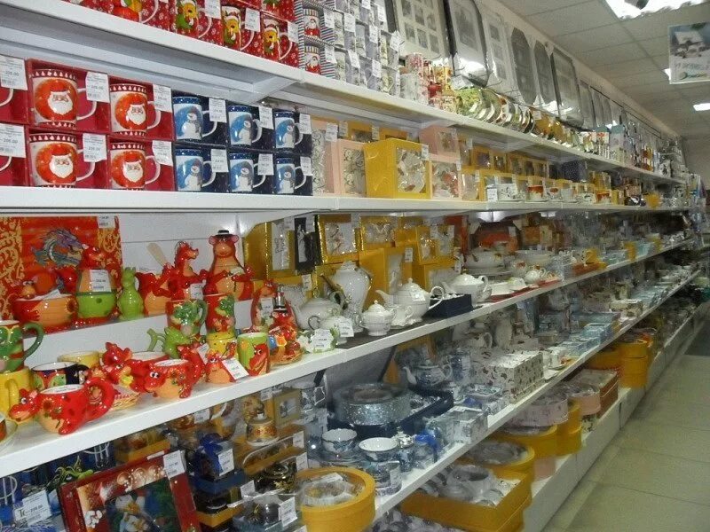 Магазин товаров для дома. Подарок акула. Товары для интерьера. Витрина с едой. Коробки на складе стоят ровно.