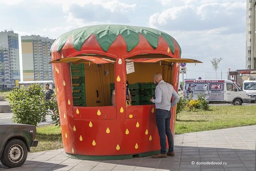 Ларьки совхоза имени ленина с клубникой. Совхоз имени ленина палатки. Киоск клубника москва. Совхоз имени ленина палатки. Клубничный киоск.