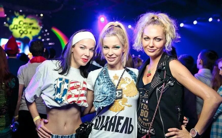 Дискотека 90 одежда для девушек. Дискотека 90-х одежда. вечеринка в стиле 2000-х. дискотека 90-х одежда на вечеринку. дискотека в стиле 90-х одежда.