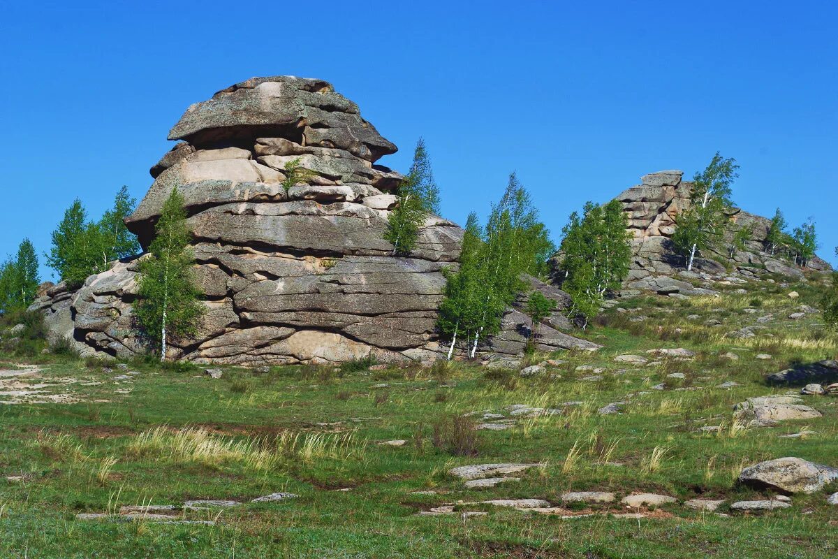 Куплю камней в алтайском крае. Саввушки Алтайский край горы. Озеро Колыванское Саввушки. Скалы у Колыванского озера Алтайский край. Алтайский край Змеиногорский район скалы.