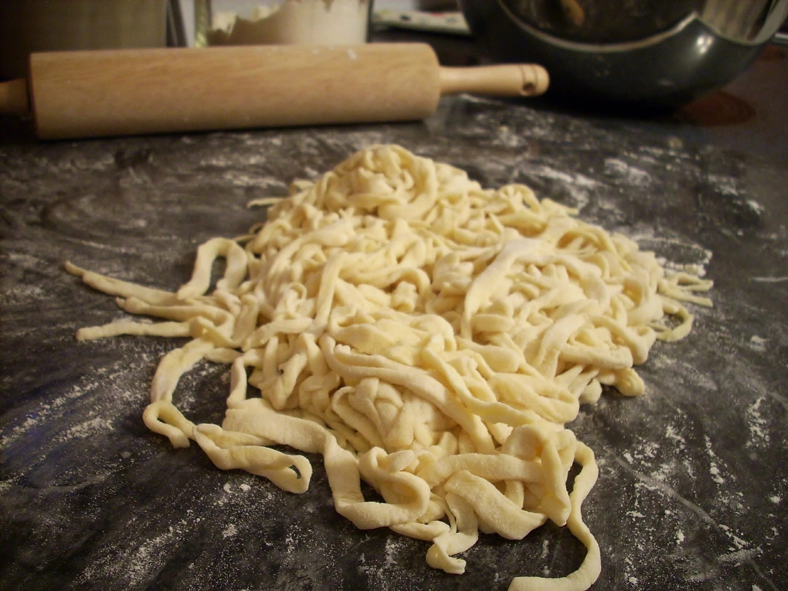 Тесто для лапши. Паста из муки. Японская лапша из пшеничной муки. Приготовление лапши домашней. Цельнозерновая лапша.