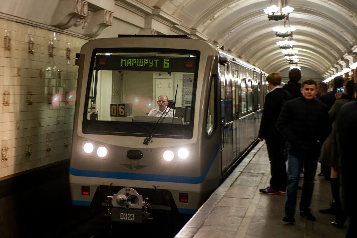 Парад поездов метро Москва на кольцевой линии. Поезда на кольцевой линии метро. Поезд Москва на кольцевой линии. Поезда по кольцевой линии. Поезд метро кольцевой