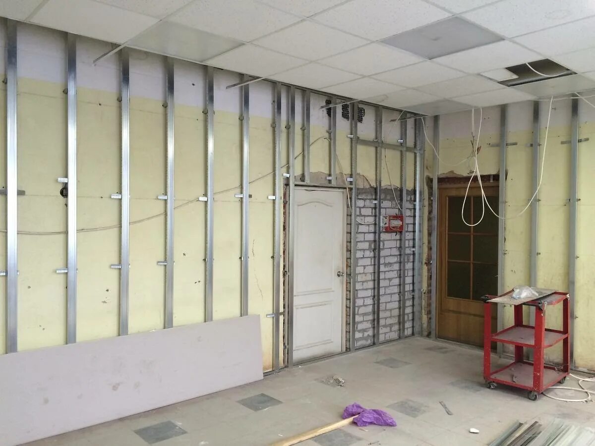 Облицовка стен гипсокартонными листами. Монтаж гипсокартона перегородки. Монтаж гипсокартона на стену. Монтаж перегородок работ. Монтаж перегородок из гипсокартона.