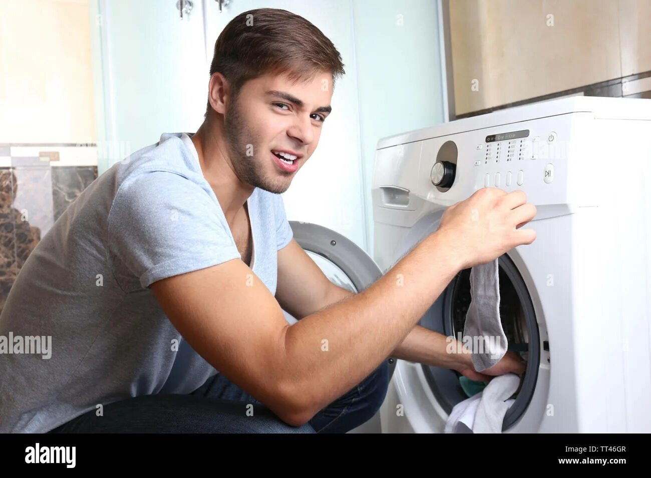 Мужчина и стиральная машина. Стирка мужчина. Парень со стиральной машинкой. Человек в стиральной машине.