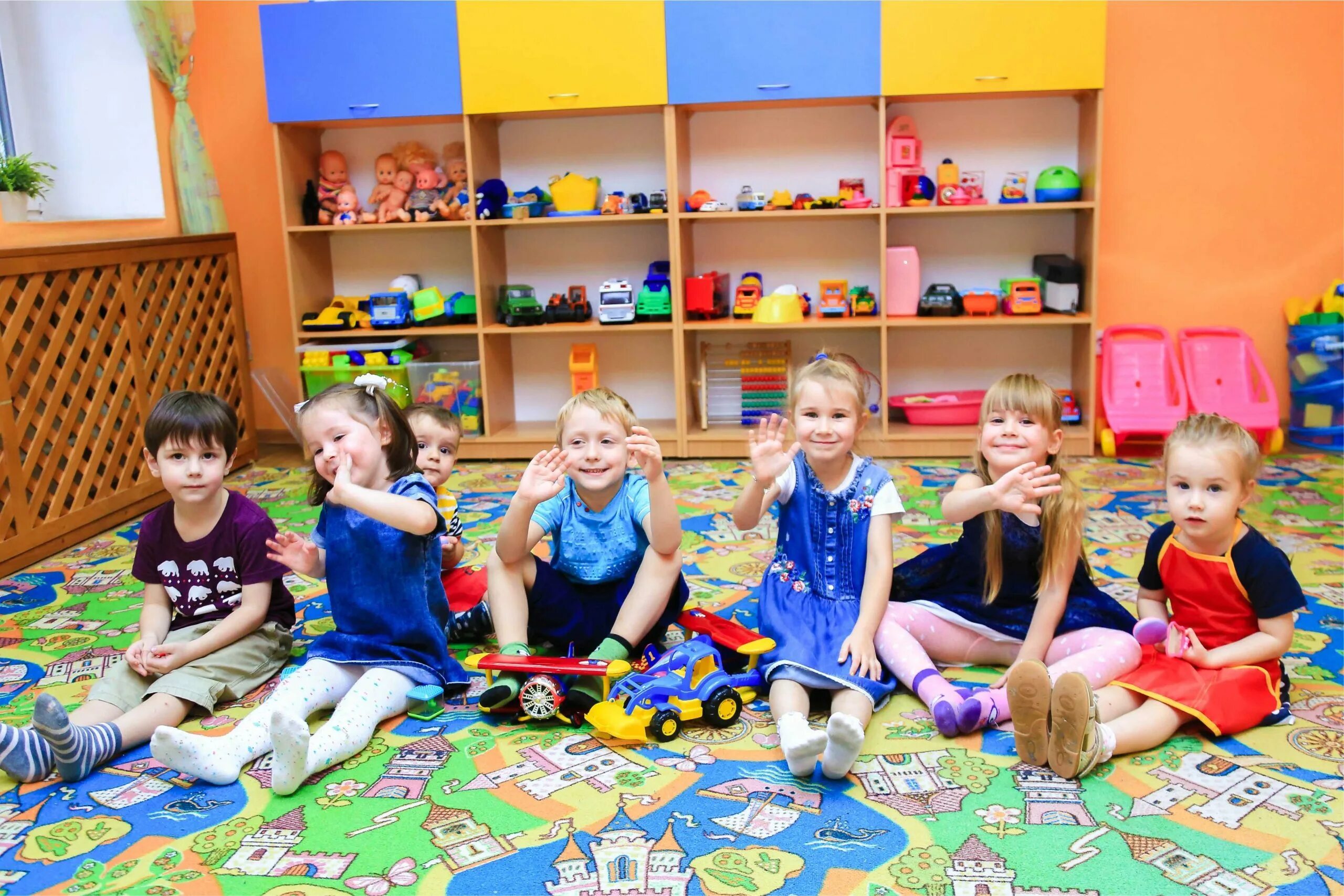 Диван из детской кроватки. Диванчики из детских кроваток. Переделки из детских кроваток. Опасность ходунков для детей. Ходунки для малышей для девочек.