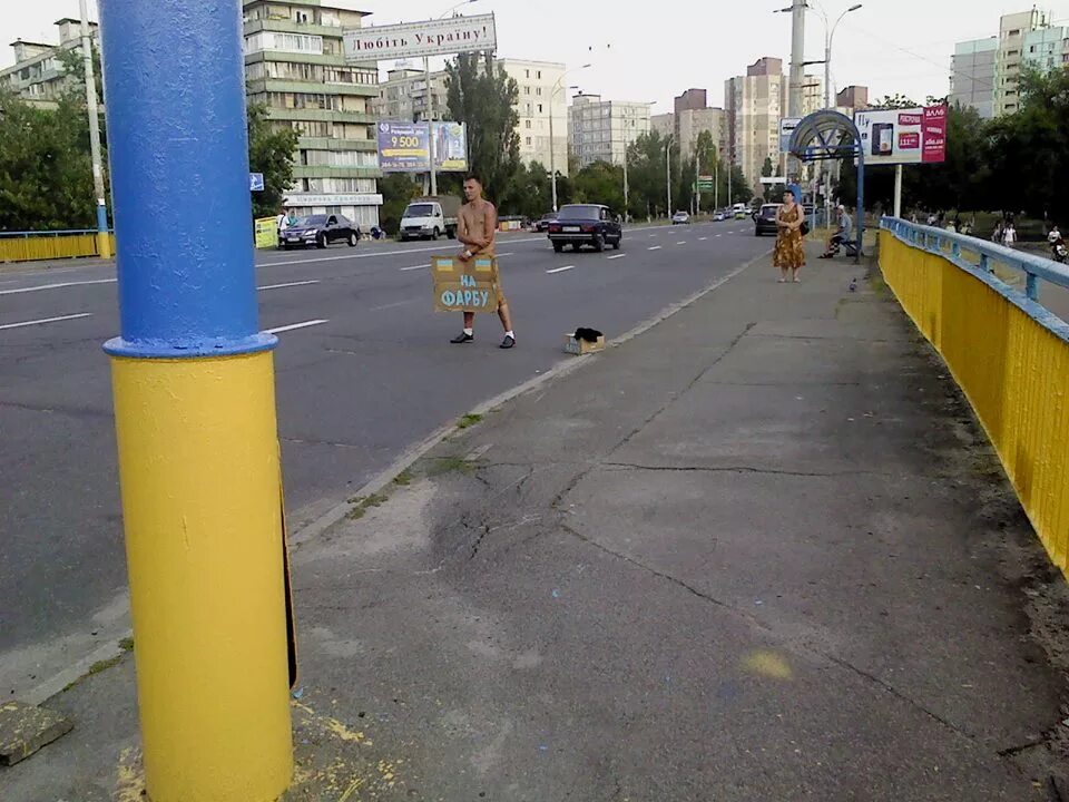 Оштрафовали за синюю желтую. Жёлто-синии заборы на украине. оштрафовали за сине желтые. киев перекрасили. покрашено желто голубым.
