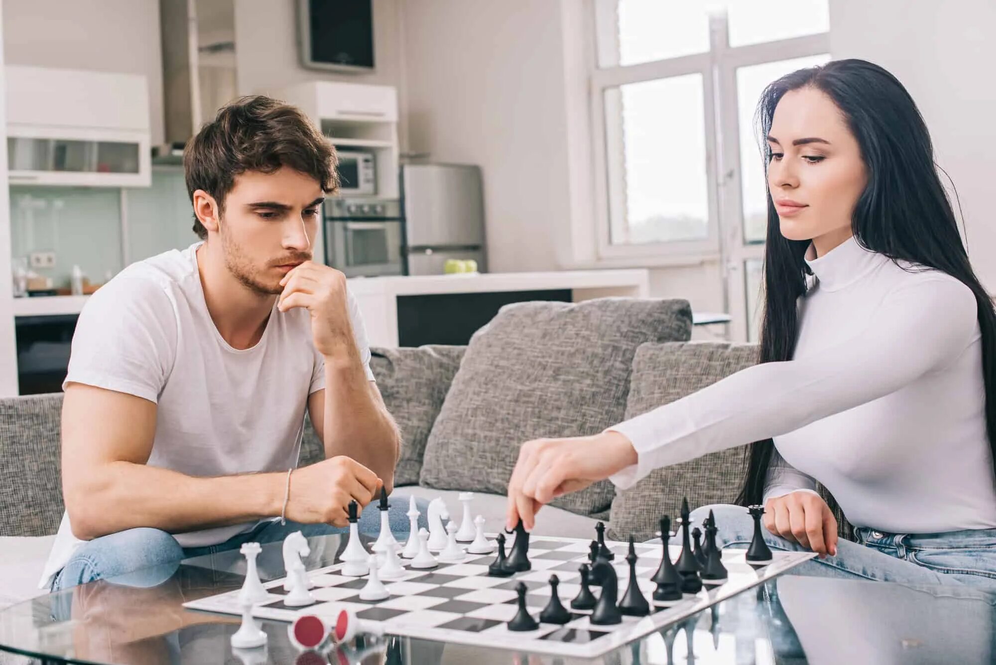 Развлечение для пары. Пара играет в шахматы. Gemini man and Cancer woman Compatibility. Молодая пара играет в шахматы в квартире СССР.