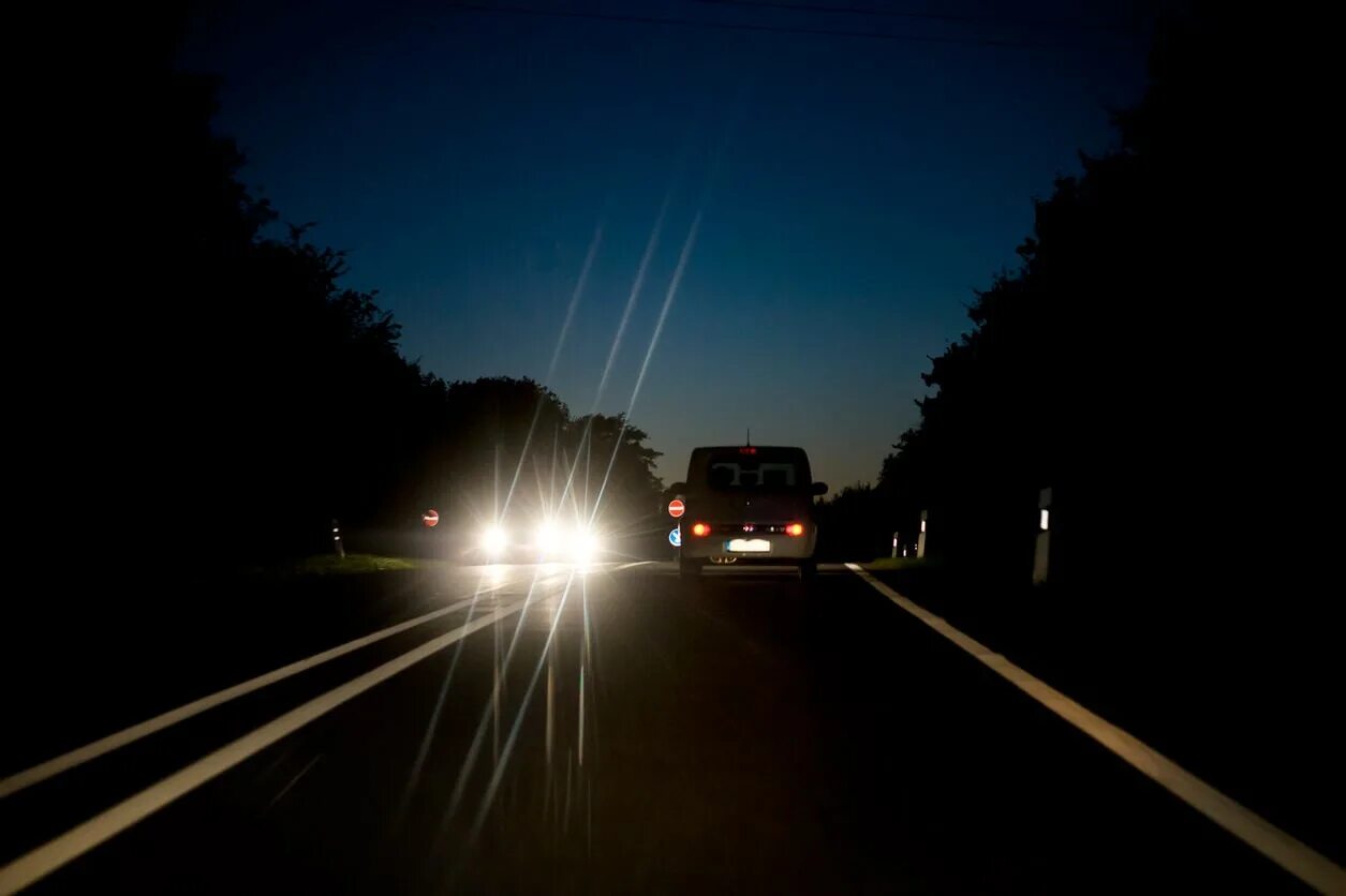В темное время суток скорость встречного. Машина на трассе ночью. Фары ночью на трассе. Ночная езда по трассе. Фары на темной дороге.