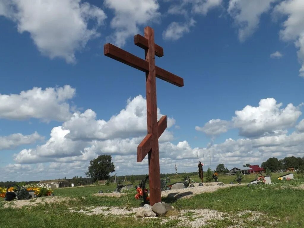 Памятник ставят православным. Православный Могильный крест. Крест православный Могильный деревянный. Православный Могильный крест памятник. Крест Соловецкий Могильный.