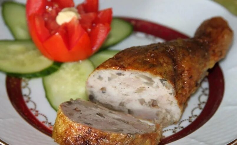 бескостные окорочка фаршированные. фаршированные куриные ножки. куриные окорочка фаршированные грибами. фаршированные куриные ножки без кости в духовке. курица фаршированная грибами.