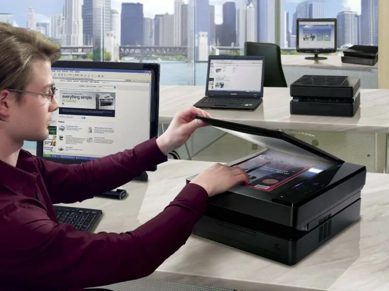 Включается сканер. Сканер в офисе. Компьютер с принтером сканером ксероксом. МФУ В офисе. Сканирование в офисе.