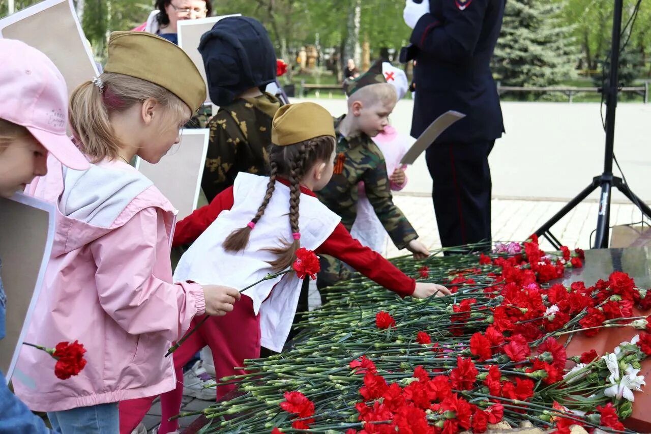 Масленица в саду победы челябинск 2024. Возложение цветов к мемориалу. Возложение цветов к обелиску. Церемония возложения цветов. Цветочный праздник посвященный героям войны.