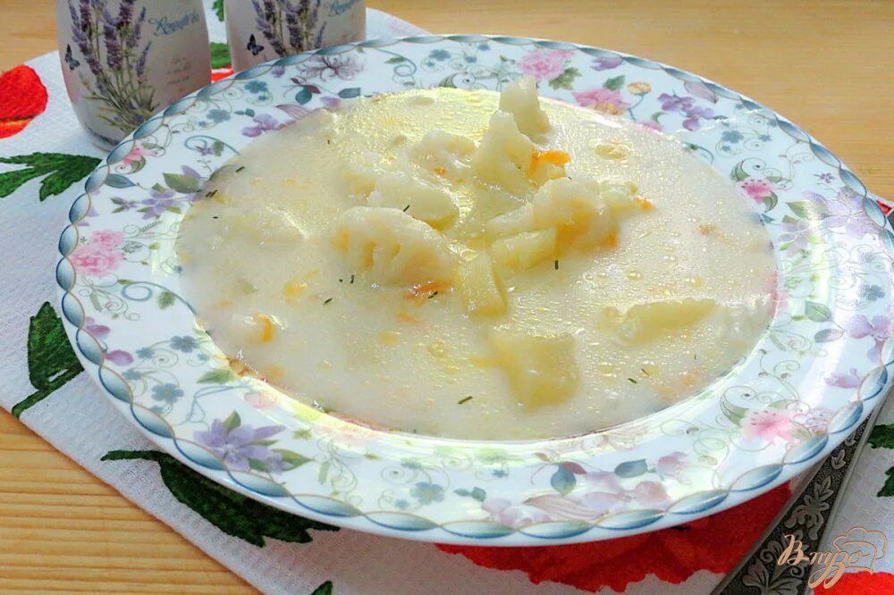 Суп капустой плавленным сыром. Молочный суп. суп молочный с цветной капустой. суп молочный овощной. супчик с цветной капустой и сыром.