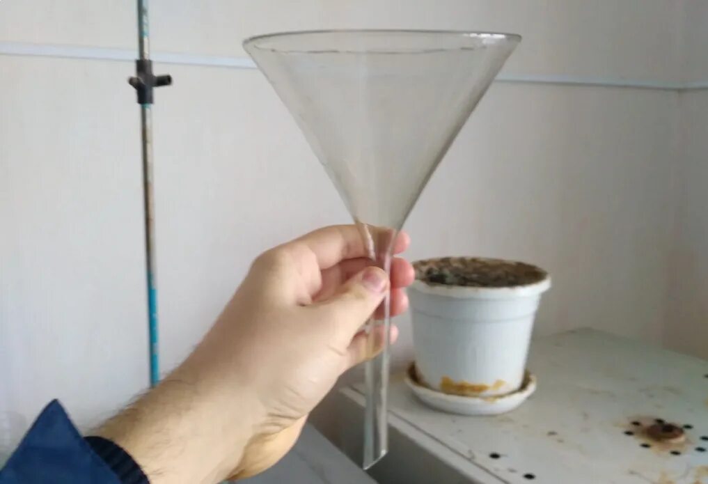 Моника райли весит 317 кг. Что лить через воронку. Воронка клиентов. Наливаем через воронку. Воронка для наливания воды.