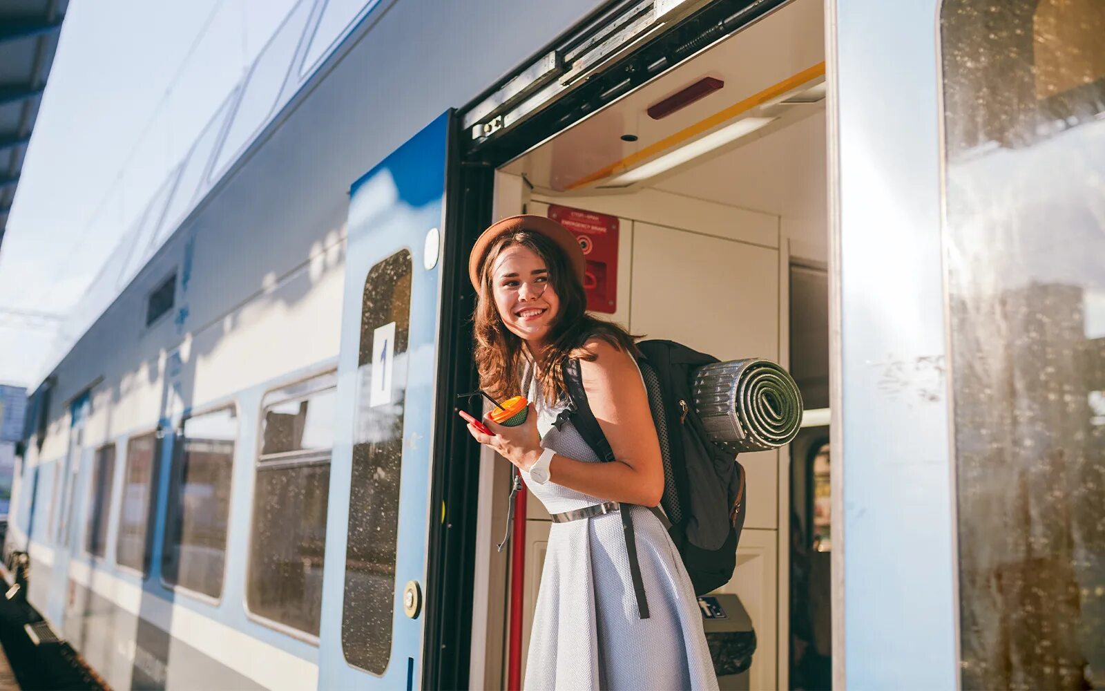 Девушка выглядывает из поезда. Девушка в дверях электрички. Девушка едет в электричке. Окно поезда. Мириам сехон розалия землячка.