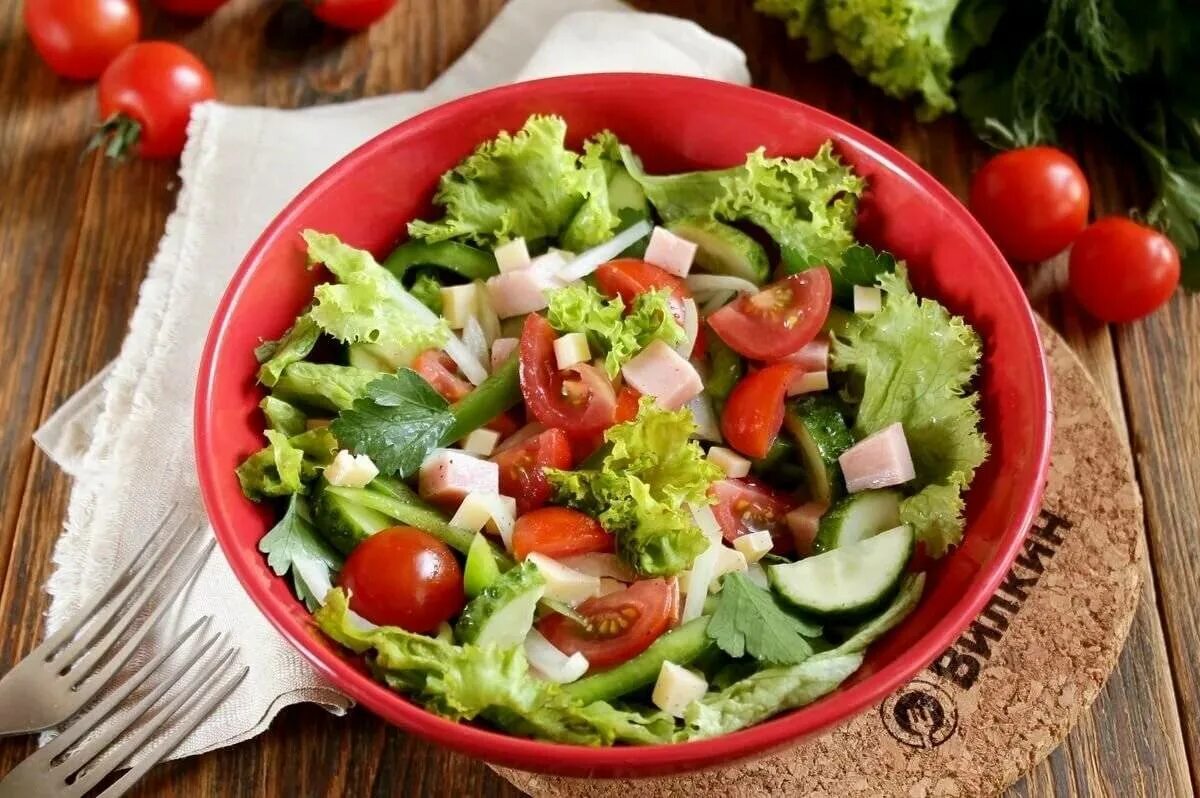 Рецепт вкусного салата огурцы помидоры. Салат. Овощной салат. Салат из сырых овощей. Салат с сырыми овощами.