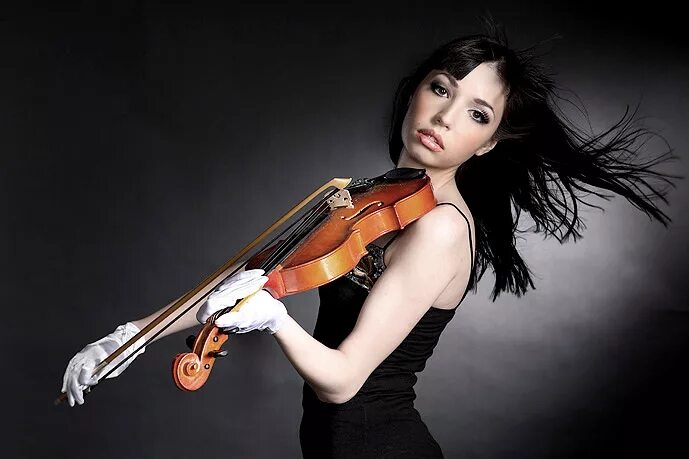 Violin dancing. Скрипачка фотосессия в студии. Девушка с музыкальным инструментом в руках. Очень красивая скрипка. Вдохновленный скрипач.
