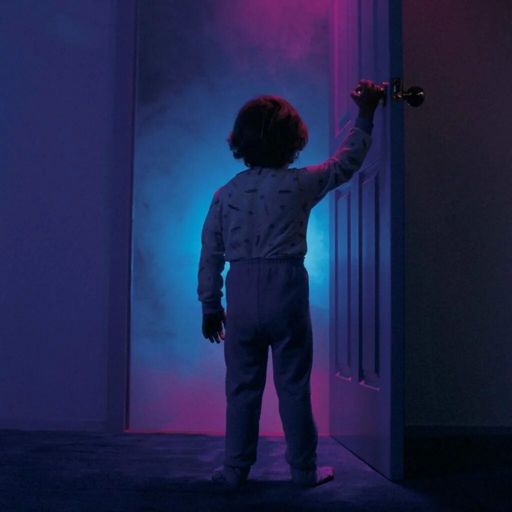 женщина ночь. комната для девушки. хожу во сне по квартире. сны и сновидения. девушка спит.