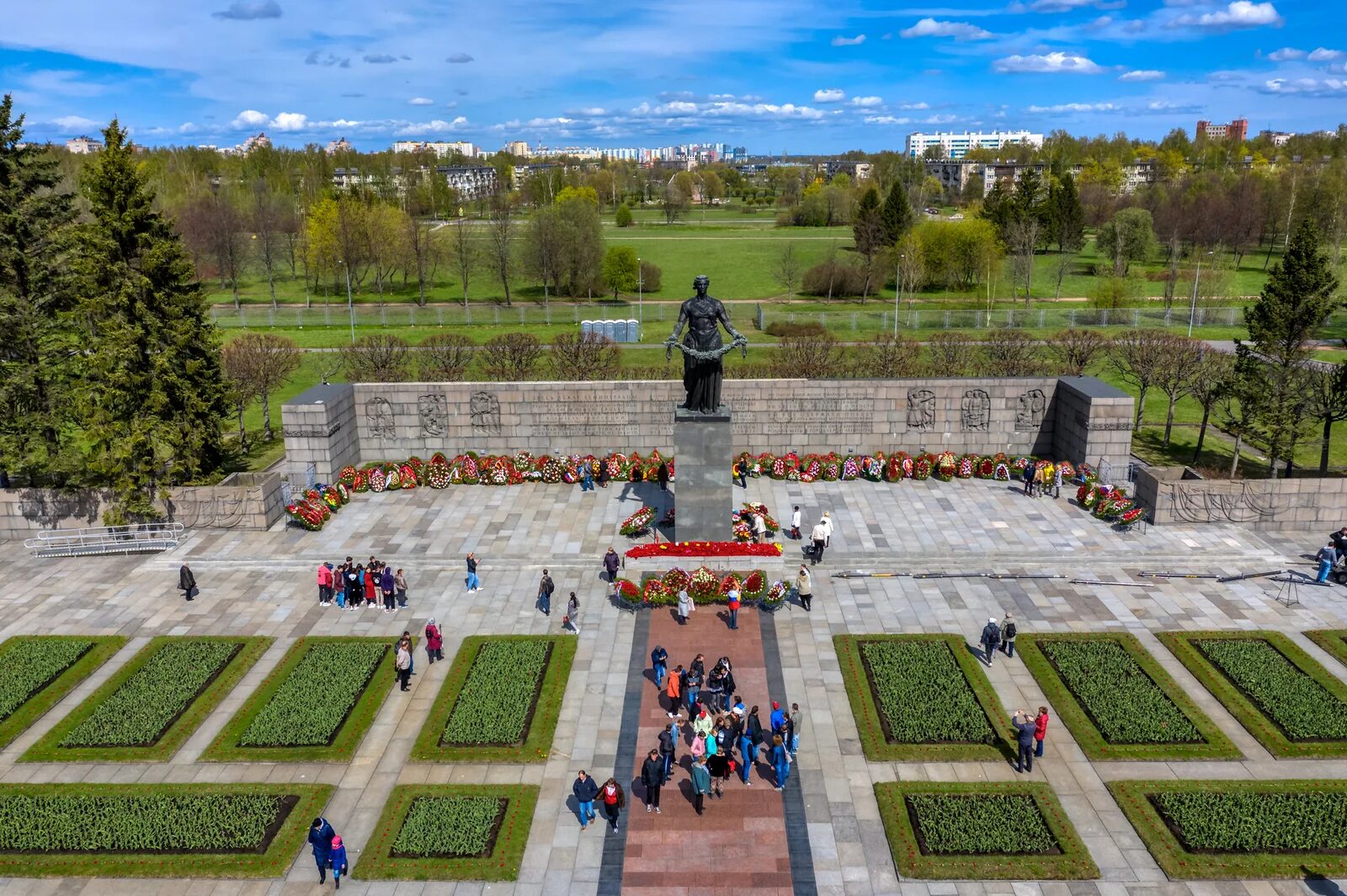 Ленинград Пискаревское мемориальное кладбище. Мемориальный комплекс на Пискаревском кладбище в с-Петербурге. Пискаревское кладбище блокада Ленинграда. Пискарёвское кладбище в Ленинграде. Памятные кладбища