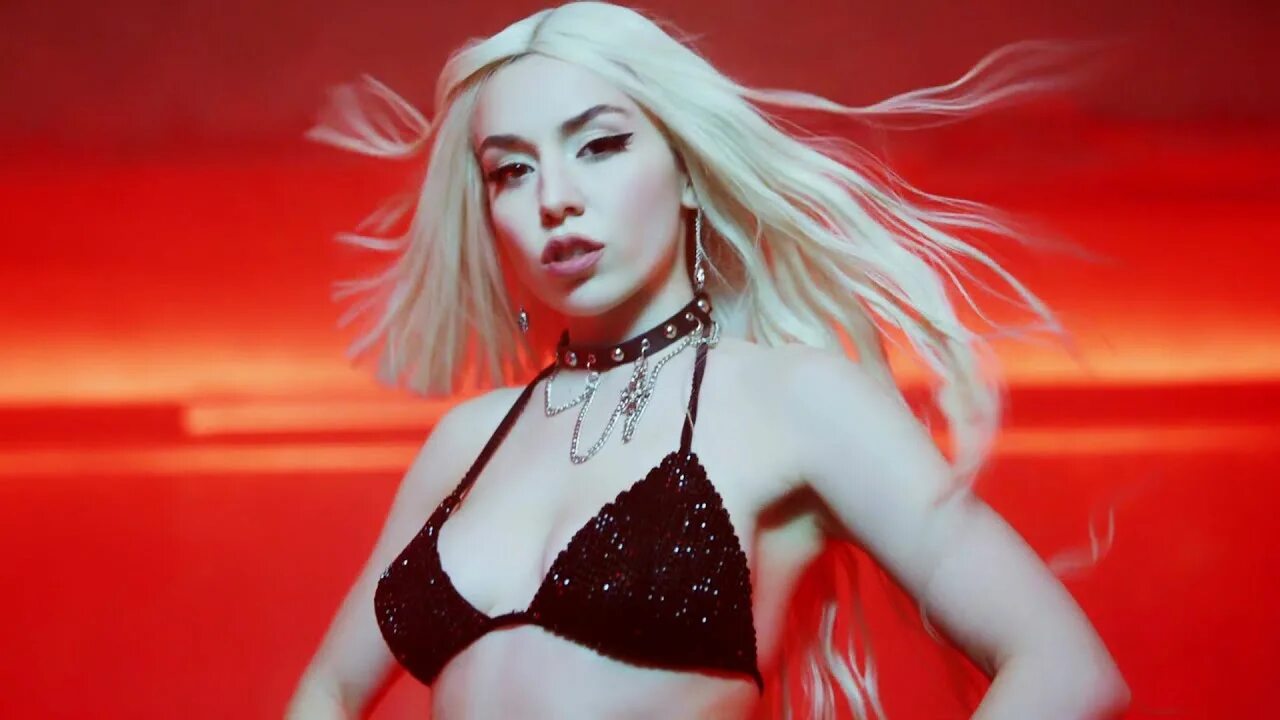 Max may. Эйва Макс. Эйва Макс горячие. Ava Max певица. Эйва Макс грудь.