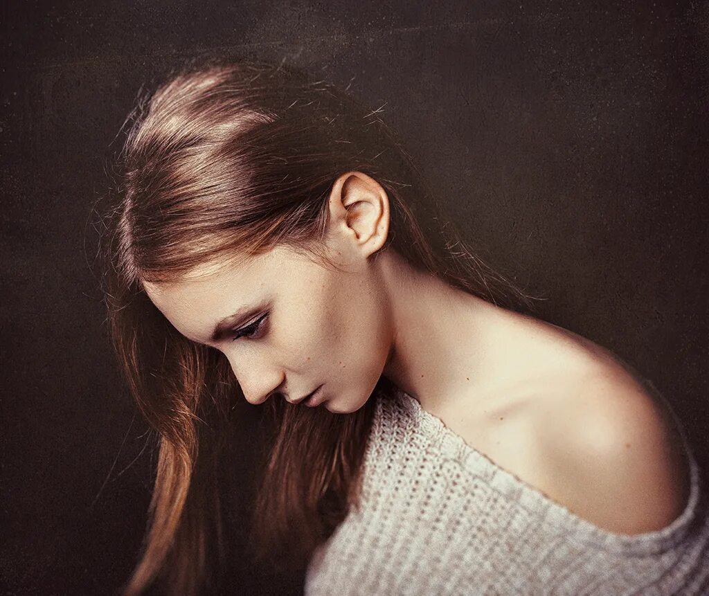 девушка в профиль. девушка наклонила голову. женщина с опущенной головой. девушка с опущенными глазами. девушка с опущенными глазами.