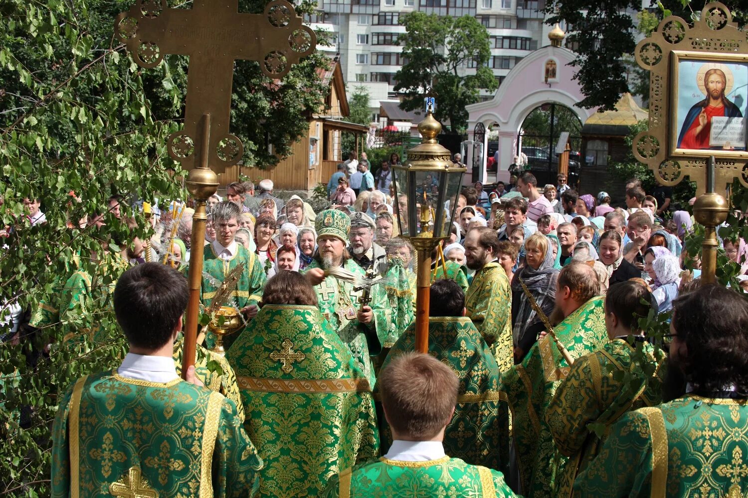 Служба в свято троицком храме. День Святой Троицы Пятидесятница. Троица праздник Пятидесятница. Троица Пятидесятница икона. Храм в день Святой Троицы.