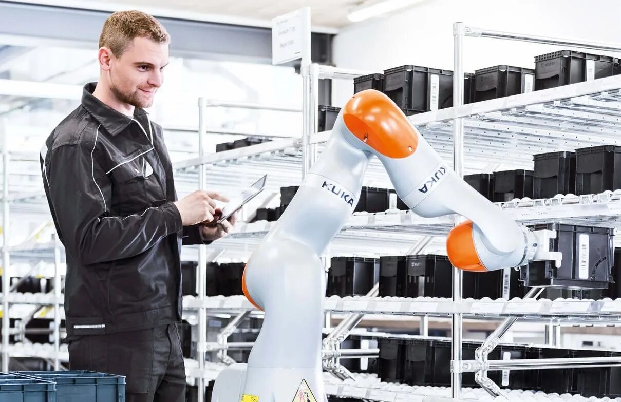 Производство без человека. Коллаборативный робот kuka. Роботы на производстве. Роботизация производства. Роботы на работе.