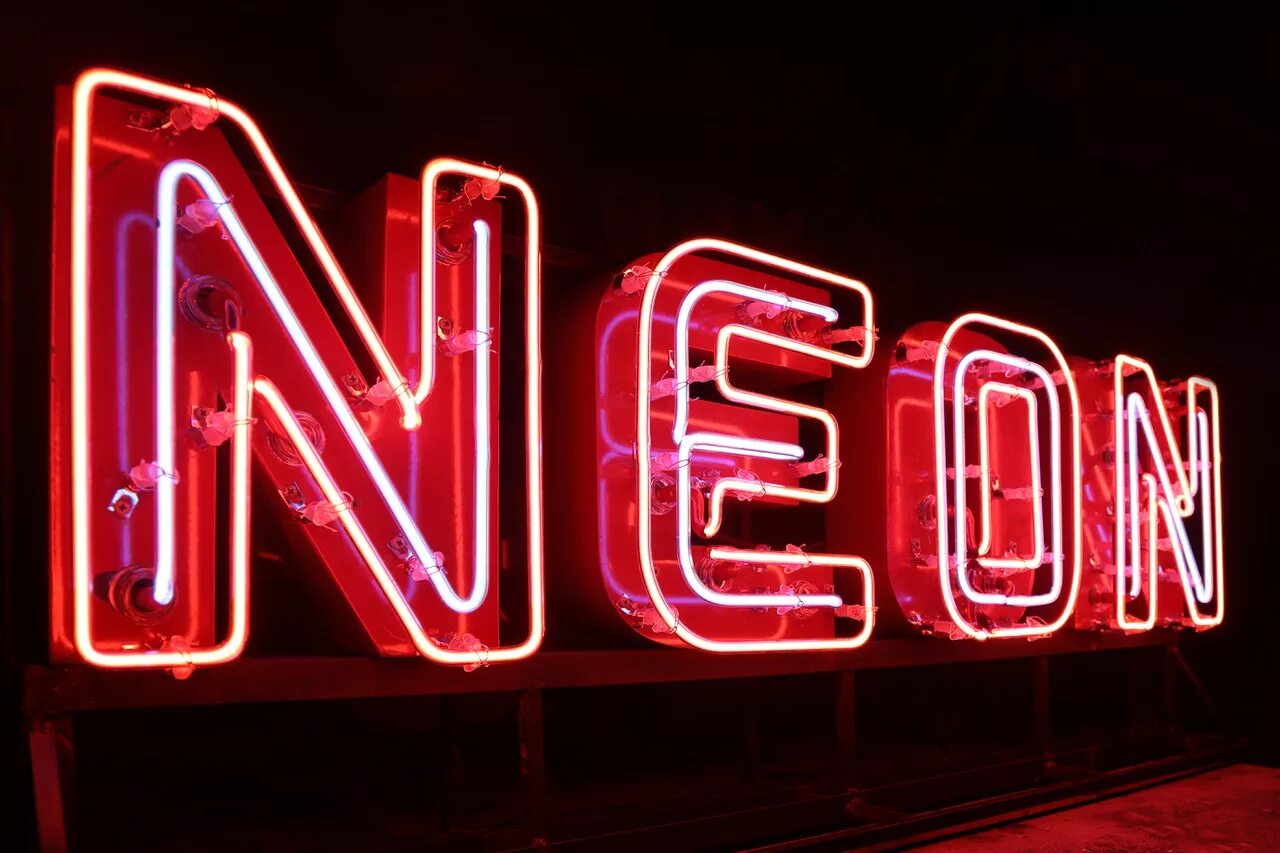 Вывеска reklaman neon ru. Неоновые буквы. Неоновая вывеска. Неон вывеска. Он не он.