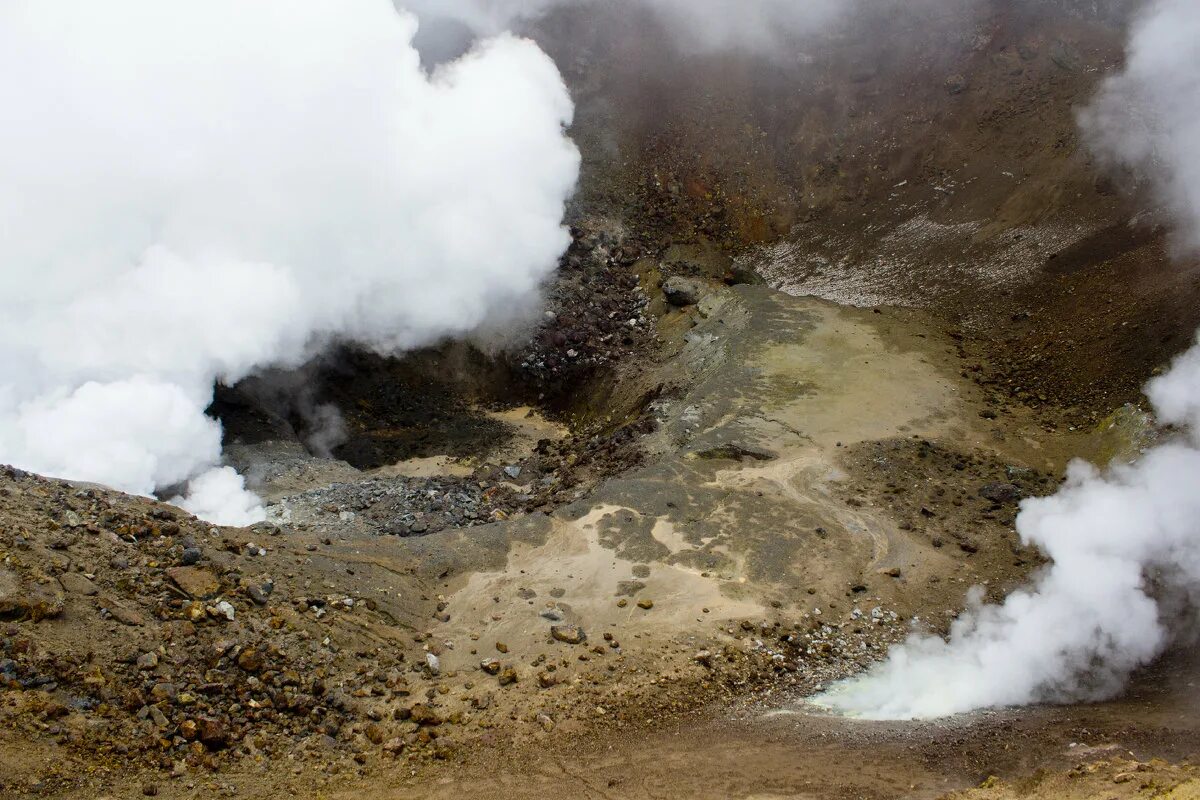 воронка вулкана. кратер от вулкана. воронка вулкана. кратер вечной мерзлоты. активная воронка мутновский.