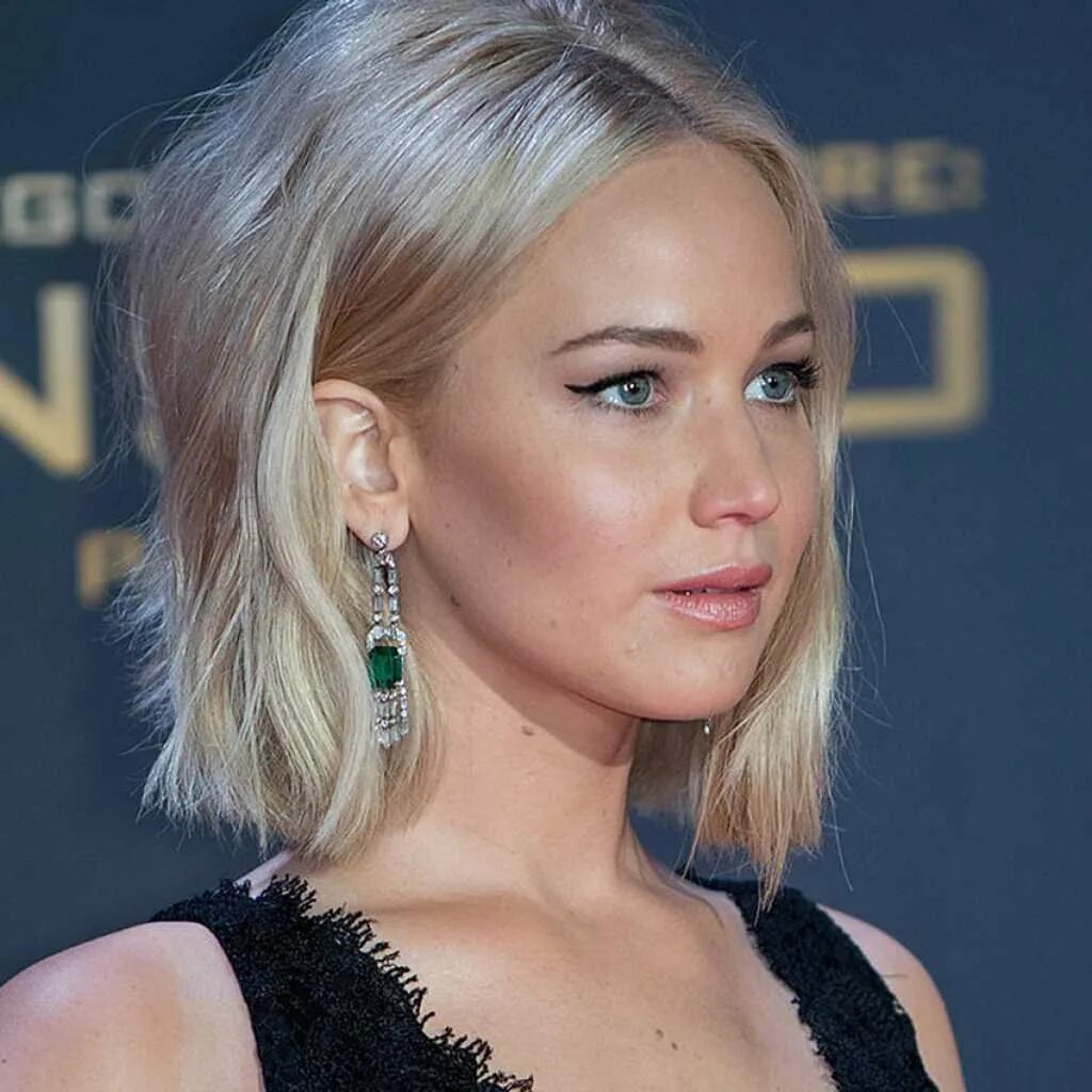 прически с заколотой челкой. дженнифер лоуренс каре. прически на средние редкие волосы. как уложить редкие волосы. редкие волосы.