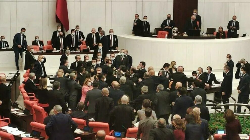 Деятель в парламенте. Депутаты турции. турецкие депутаты подрались в парламенте.. драка в парламенте турции. парламент турции.