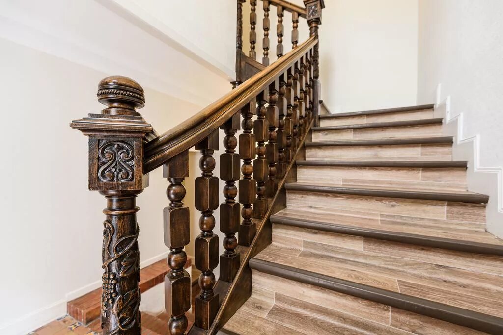 Балясины для лестницы. Перила и балясины для лестниц из дерева. Красивые деревянные перила. Ставрос балясины из дуба. Балясины из дерева.