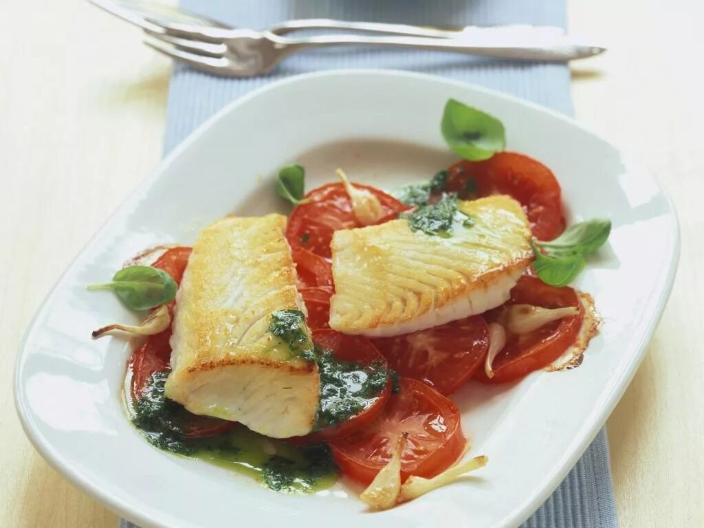 Как приготовить рыбу пангасиус на сковороде вкусно. Филе рыбы пангасиус в духовке. филе пангасиуса с овощами. пангасиус ресторанная подача. блюда из пангасиуса.