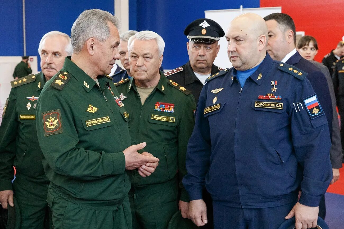 Где сейчас находится суровикин последние новости. Командующий сво суровикин. суровикин и шойгу. генерал суровикин 2025. шойгу суровикин херсон.