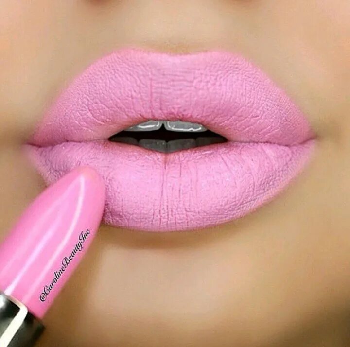 нюдовая помада на губах. бледные цвета помад. бежевая помада. мейбелин матовый нюд. бледно розовая помада.