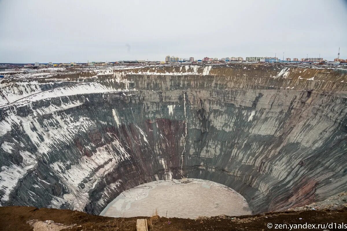 Самая большая земля в россии. Дыра в Мирном Якутия. Город Мирный большая яма. Мирный столица алмазного края. Город Мирный дыра.