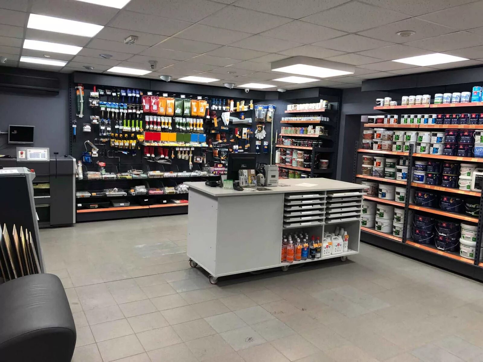 ассортимент магазина красок. краски выкладка. витрина лакокрасочного магазина. магазин красок для дома. магазин красок.