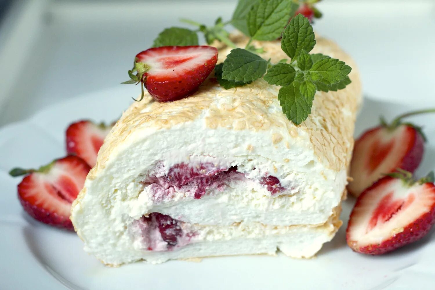 украшение рулета ягодами. торт с маскарпоне. меренговый с маскарпоне. меренговый с маскарпоне. меренговый рулет с малиной.