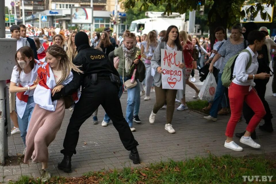 Against 10. Женский марш в Минске. Протесты женщин. Женский митинг в Беларуси. Девушки на протестах в Белоруссии.