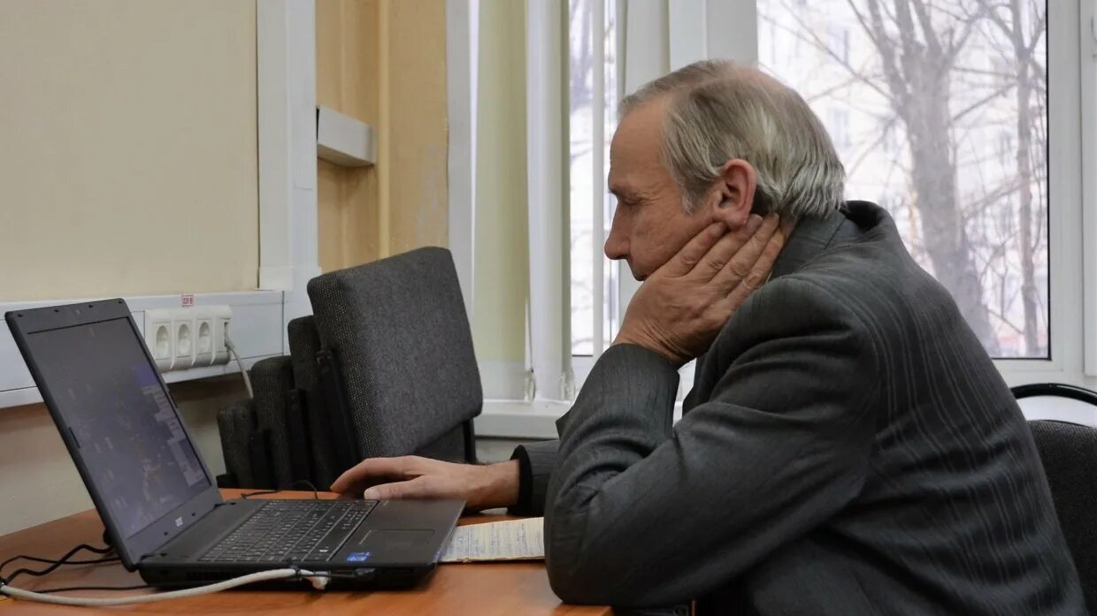 Работающим пенсионерам в москве. Пенсионеры москвы. Компьютер для инвалидов. Московское долголетие компьютеры. Работающим пенсионерам в москве.